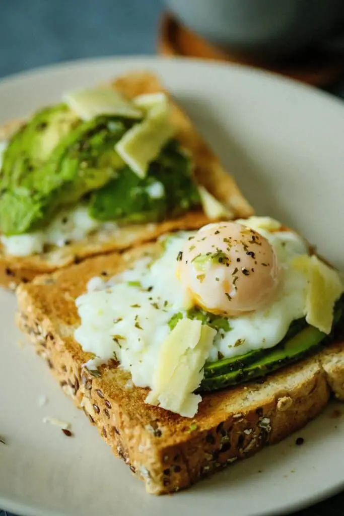 10 Quick & Healthy Lunch Ideas You Can Make in 20 Minutes 2 Avocado Toast with Egg 1