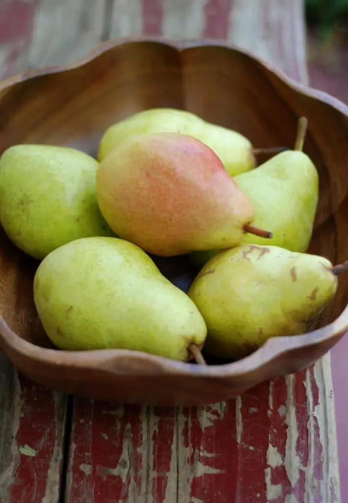 7 Daily Habits That Boost Mental Clarity and Focus 4 Bowl of fruits and nuts to fuel brain clarity