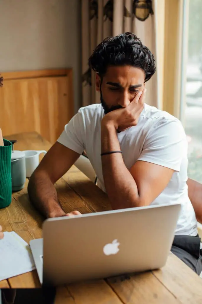 7 Daily Habits That Boost Mental Clarity and Focus 1 Person working at a clean desk showing focus and clarity