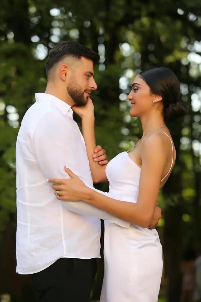 10 Science-Backed Benefits of Mindfulness for Everyday Life 3 couple expressing love and emotion