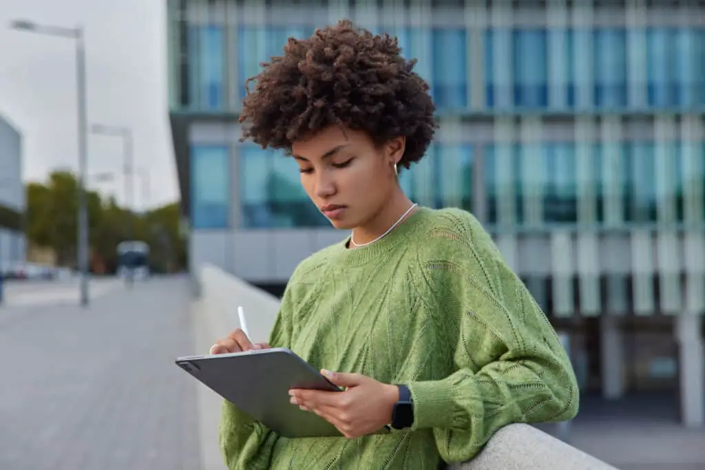 Digital Detox: How to Reduce Screen Time and Reclaim Your Focus 2 journaling instead of scrolling during digital detox