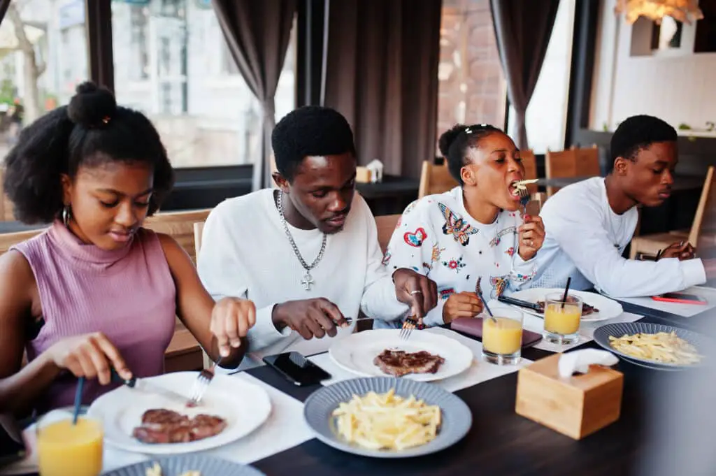 Digital Detox: How to Reduce Screen Time and Reclaim Your Focus 3 tech free family meal digital detox habit