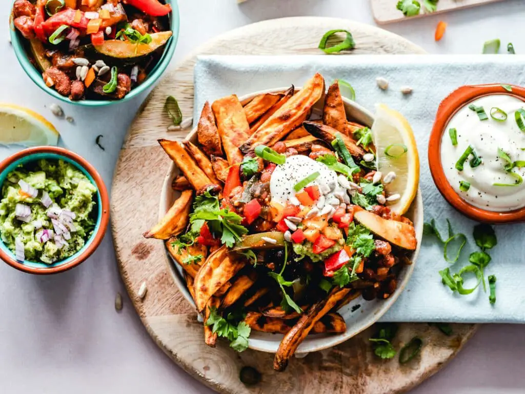 10 Healthy Lunch Ideas That Are Quick and Nutritious 2 Mixed quinoa salad with vegetables
